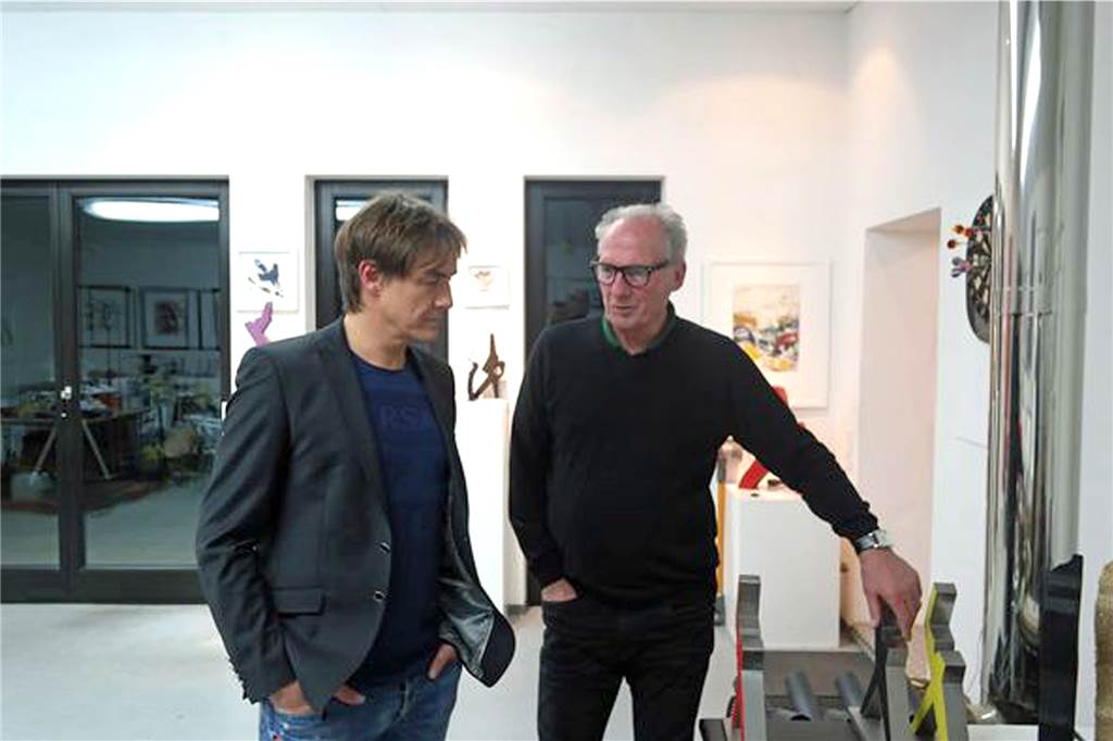 Promi zu Gast: Comedian Matze Knop besuchte Atelier eines Halterners Bei einem Rundgang erklärte Ulrich Schriewer dem Comedian sein Werke.