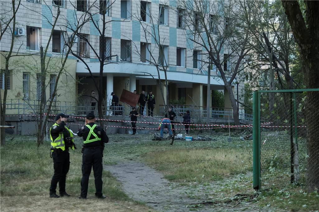 Russland im „Kriegschaos“: Putin tut, als wäre nichts Bei einem russischen Raketenangriff auf Kiew sind nach ukrainischen Angaben mehrere Menschen getötet worden, auch Kinder