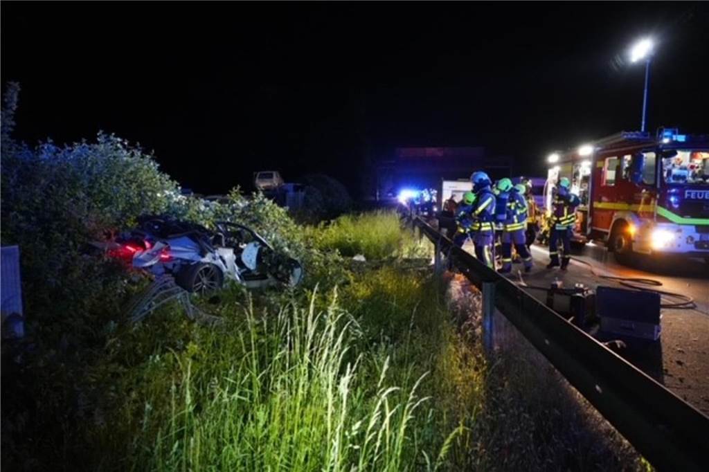 Bei einem schrecklichen Unfall auf der A2 wurde in der Nacht zum 30.5.2023 ein Porschefahrer (26) lebensgefährlich verletzt. Er soll mit über 200 km/h unterwegs gewesen sein an einer Stelle, wo Tempo 80 gilt.