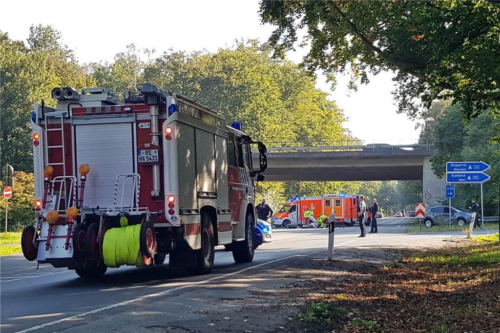 Unfall in Haltern: Motorradfahrer in Lebensgefahr - Sperrung aufgehoben Bei einem schweren Unfall auf der Recklinghäuser Straße ist mindestens ein Mensch schwert verletzt worden. Ein Rettungshubschrauber war im Einsatz.