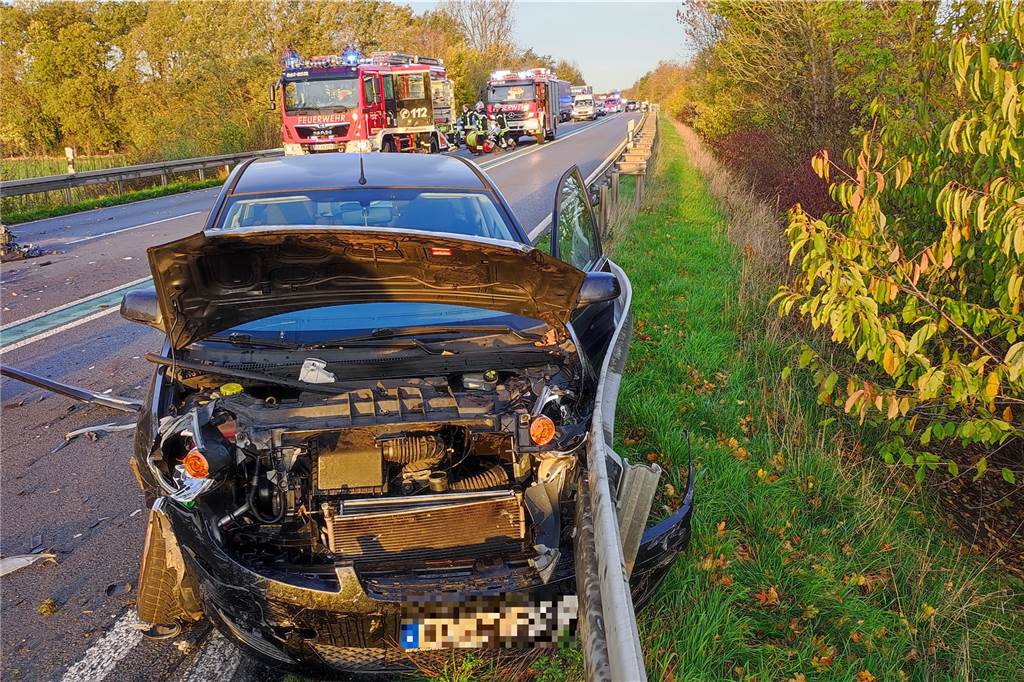 Schwerer Unfall mit Fahrerflucht auf B54: Ahauserin (60) unter den Unfallopfern Bei einem schweren Verkehrsunfall auf der B54 am Dienstagmorgen waren drei Fahrzeuge involviert. Drei Personen wurden verletzt, eine davon lebensbedrohlich.