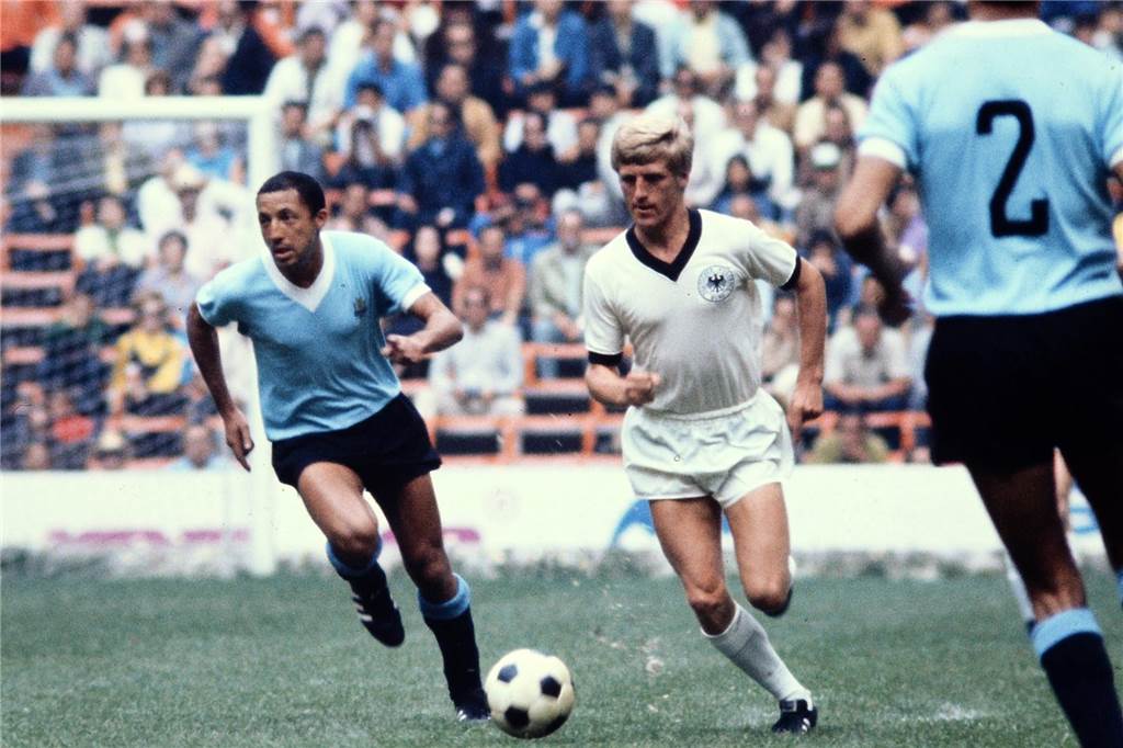 Klaus Fichtel blickt auf Führich und Schalke: „Schlechter geht nicht“ Bei einem seiner Länderspiele bestritt Klaus Fichtel (am Ball) das Spiel im Platz drei der WM 1970 gegen Uruguay (1:0).
