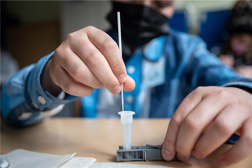 Selbsttest an Schule in Unna offenbart Corona-Infektion Bei einem Selbsttest in der Peter-Weiss-Gesamtschule Unna fiel auf, dass sich eine Person mit dem Coronavirus infiziert hat.