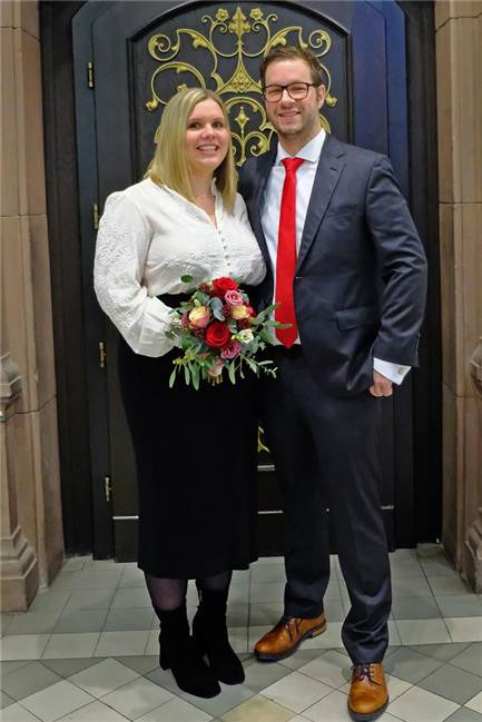 Kristina Kroll und Jörn Schönig nach der Trauung im Rathaus Recklinghausen.