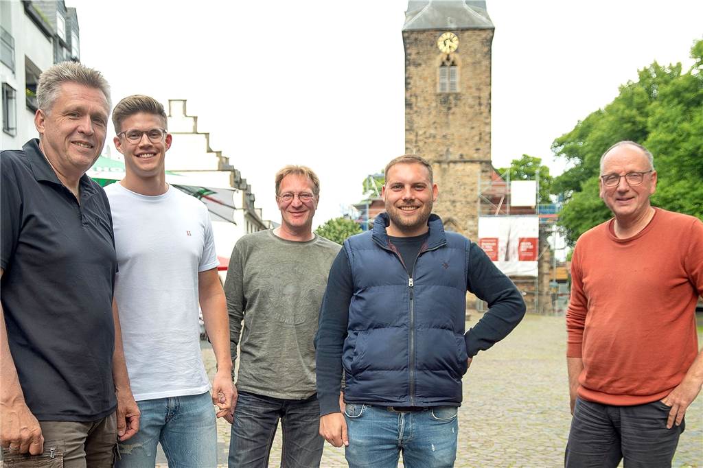 Pannekaukenfest kommt zurück: Mehr Tage, mehr Fläche, mehr Helfer Bei einem Treffen auf dem Marktplatz vereinbarte der Hanseverein eine Zusammenarbeit mit den Leos (v.l.): Jörg Przystow, Leon Wittling, Jörg Sengera, Florian Quecke und Thomas Buhl.