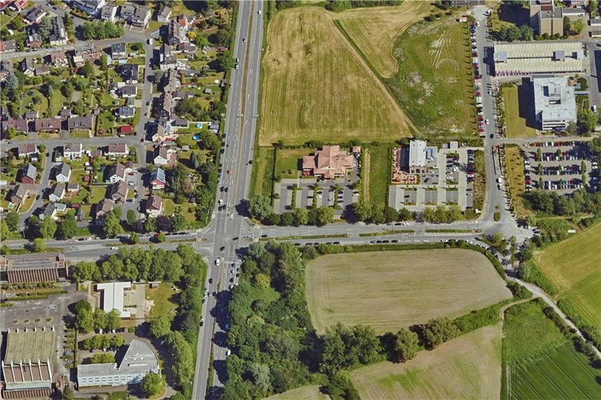 Frau bei Unfall verletzt – Polizei sperrt Bundesstraße 235 Bei einem Unfall am Donnerstagabend wurde eine Fußgängerin leicht verletzt.