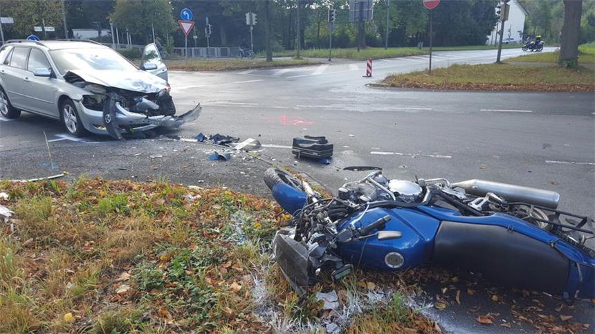58-Jähriger überschlägt sich mit Motorrad Bei einem Unfall am Montagmittag auf der Derner Straße überschlug sich ein Motorrad. Der Motorradfahrer wurde nur leicht verletzt. Die PKW-Fahrerin blieb unverletzt.