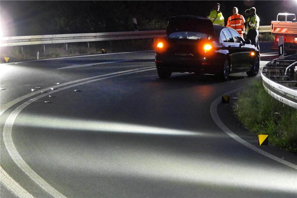 Frau in Auffahrt überrollt: Anfangsverdacht hat sich nicht bestätigt Ein Auto und Rettungsdienst-Mitarbeiter stehen in einer Autobahnauffahrt.