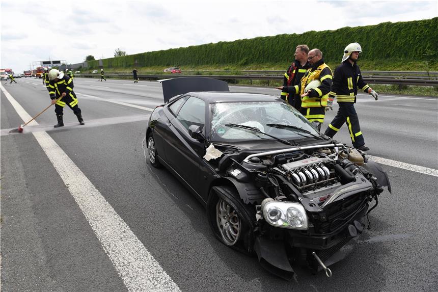 Bei einem Unfall auf der A2 zwischen Mengede und Henrichenburg gab es drei Verletzte. Ein Alfa Romeo mit Dortmunder Kennzeichen rutschte gegen die Betonwand auf dem Seitenstreifen, verlor die Motorhaube und blieb erst Hunderte Meter nach der Kollision stehen.