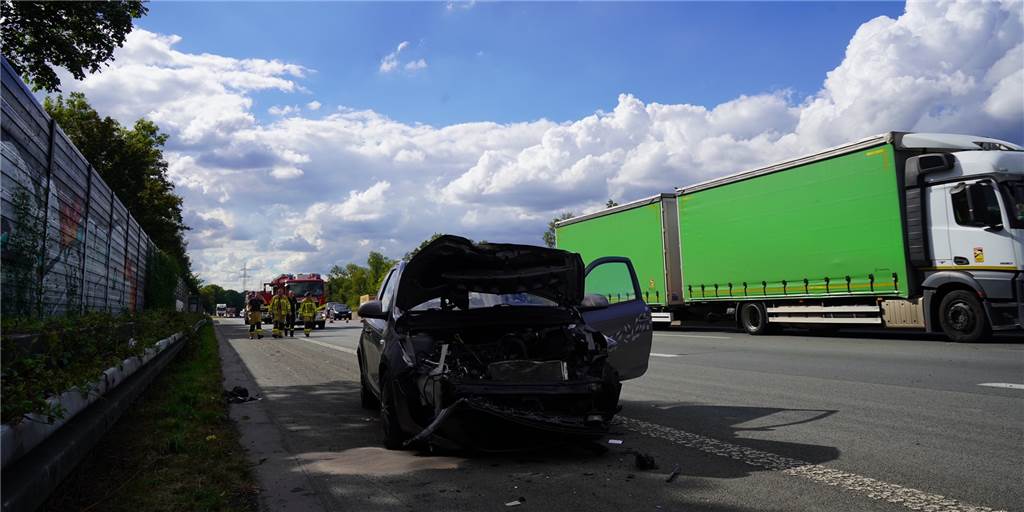 Unfall auf A42 in Castrop-Rauxel: Autofahrer rast unter Lkw Ein stark beschädigter Pkw steht nach einem Unfall auf dem Seitenstreifen der A42 zwischen Castrop-Rauxel-Bladenhorst und Castrop-Rauxel