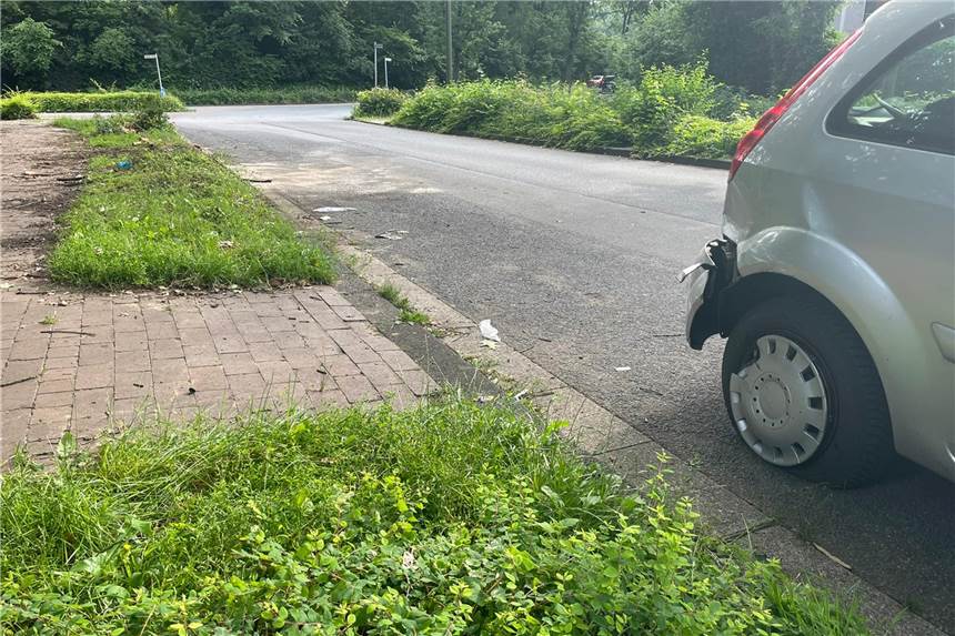 Unfallfahrer verursacht hohen Sachschaden und flüchtet zu Fuß Bei einem Unfall auf der Barkenberger Allee verursachte ein unbekannter Autofahrer einen hohen Sachschaden und flüchtete vom Unfallort.