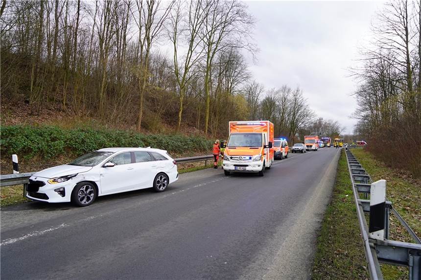 Bei einem Unfall auf der Castrop-Rauxeler A42-Zufahrt von der B235 aus wurden am Montagmorgen zwei Menschen verletzt.