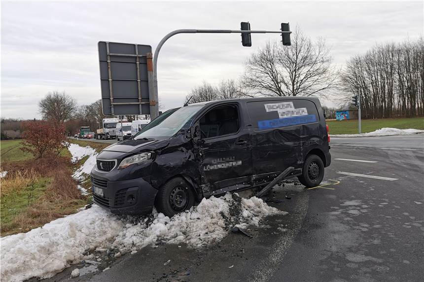 Münsterstraße: Ein Verletzter bei Unfall - Pkw-Fahrer umfahren Sperrung Bei einem Unfall auf der Kreuzung Münsterstraße/Sythener Straße wurde ein Halterner leicht verletzt.