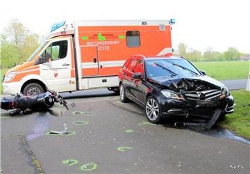 Bei einem Unfall auf der Raiffeisenstraße ist ein 18-jähriger Motorradfahrer schwer verletzt worden.