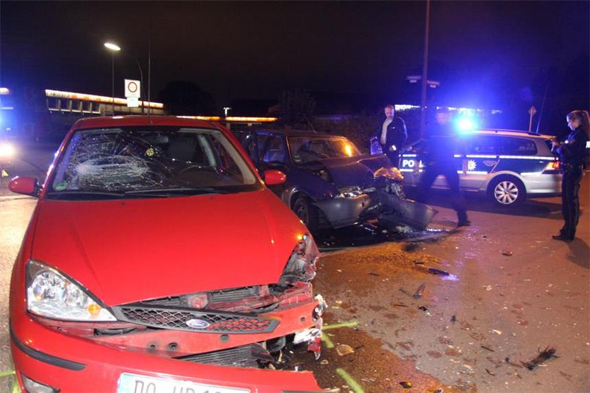 Sieben Verletzte bei Unfall auf der Rüschebrinkstraße Bei einem Unfall auf der Rüschebrinkstraße nahm eine 20-jährige Dortmunderin im roten Ford einem 36-Jährigen die Vorfahrt.