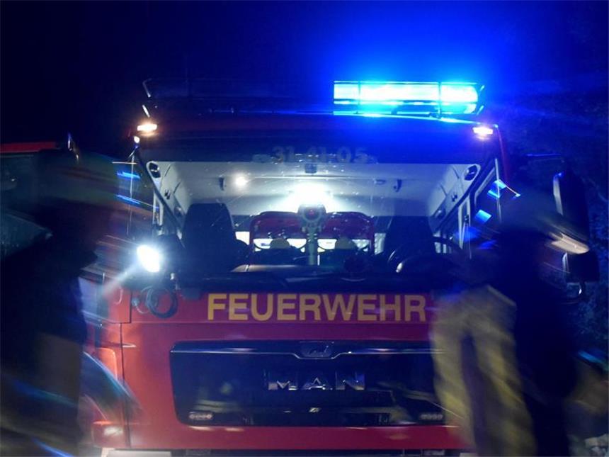 Vier Teenager rasen nachts in den Tod Bei einem Unfall in Bayern sind vier Teenager ums Leben gekommen. Foto: Carsten Rehder/Archiv