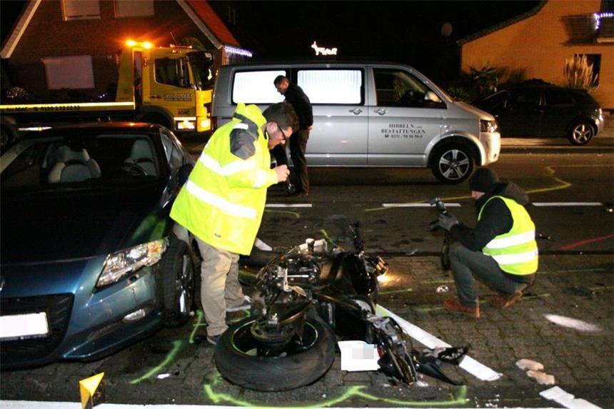 Motorradfahrer (25) stirbt bei Unfall in Kurl Bei einem Unfall in Kurl kam ein 25-jähriger Motorradfahrer ums Leben. Der Unfallort an der Straße Flemerskamp wurde von der Polizei eingehend untersucht.