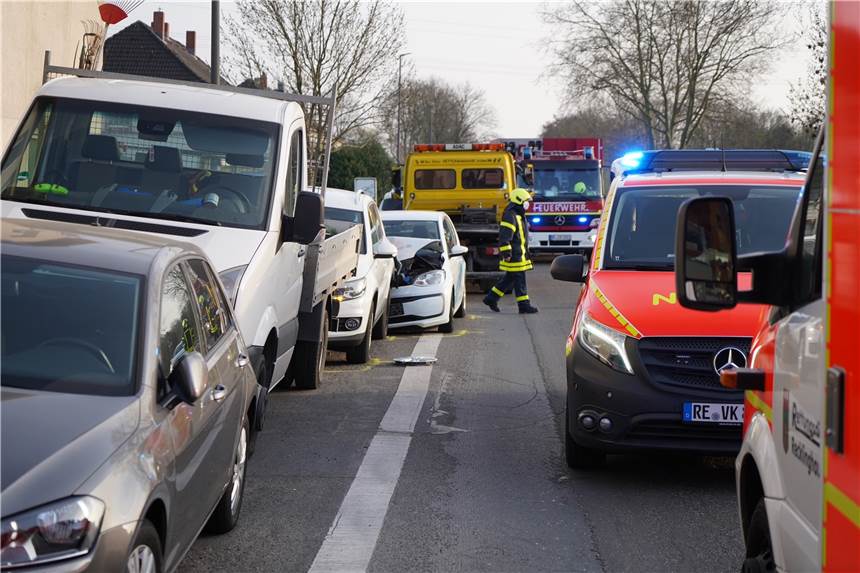 B235-Unfall bringt Sperrung, zwei Schwerverletzte und hohen Schaden Bei einem Verkehrsunfall auf der Henrichenburger Straße wurden einige am Straßenrand parkende Autos beschädigt.