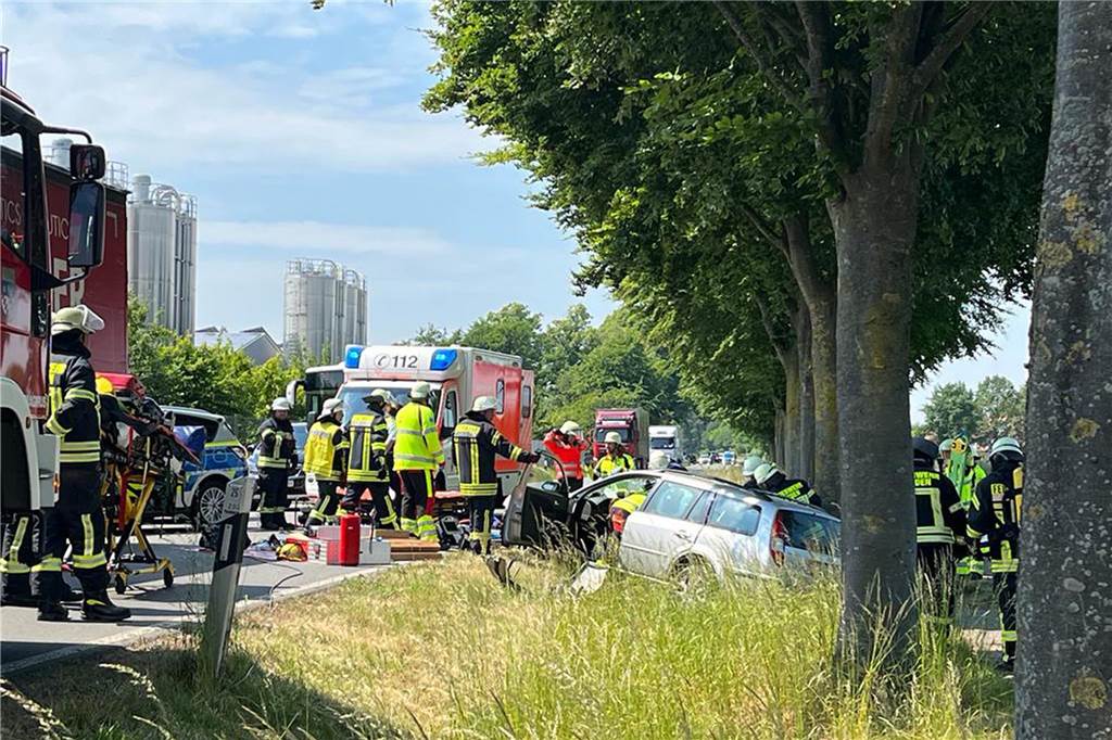 Unfall auf der B474: Eine Person im Auto eingeklemmt Unfall auf der B474