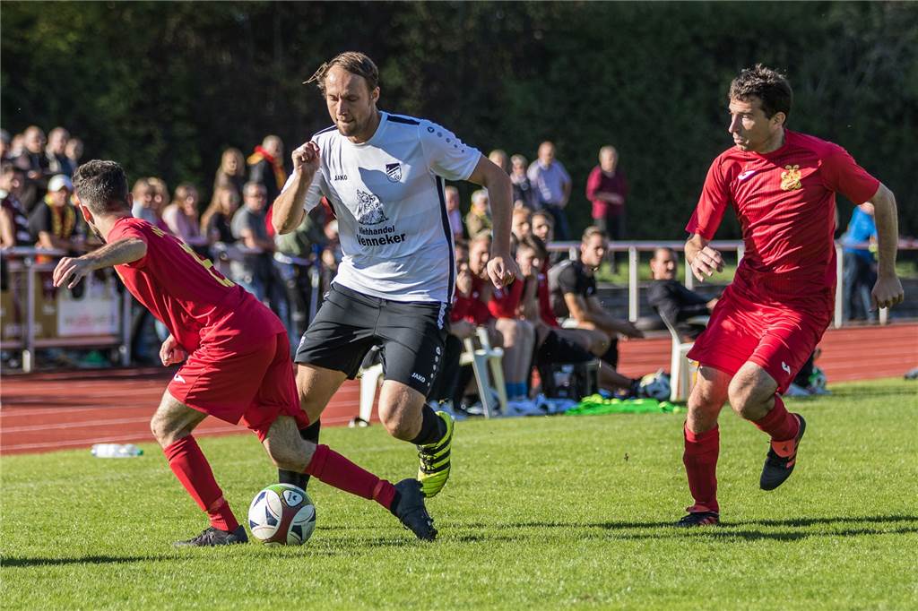 Was hält Mario Plechaty von einem möglichen Staffelwechsel des FC Nordkirchen? Bei einem Wechsel in eine andere Staffel würden Florian Fricke (M.) und der FC Nordkirchen Mannschaften wie Mengede 08/20 aus dem Weg gehen.
