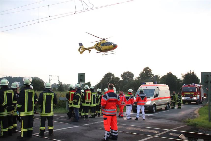 ICE kollidiert mit Auto bei Bönen - ein Toter Bei einem Zusammenstoß eines Autos mit einem ICE bei Bönen kam ein Mensch ums Leben.