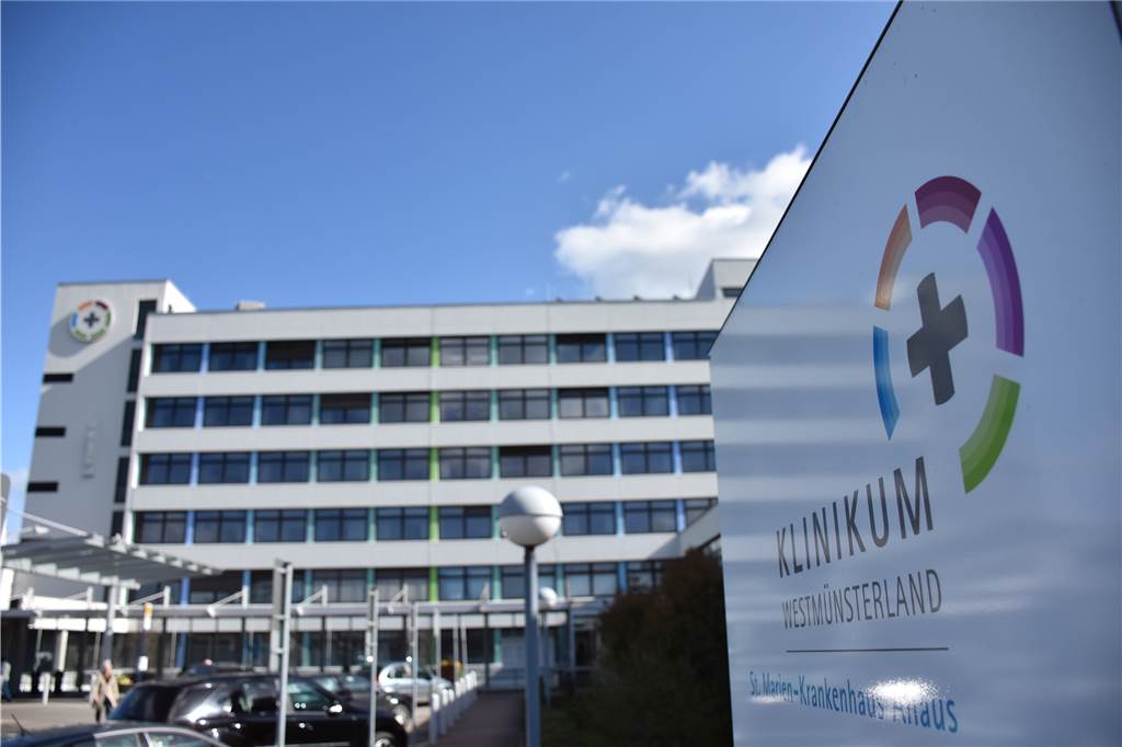Bei einer Anästhesistin des Ahauser St.-Marien-Krankenhauses wurde eine Infektion mit SARS-CoV-2 nachgewiesen. 21 Mitarbeiter wurden darauf getestet, Patienten seien nicht gefährdet, so das Klinikum Westmünsterland.