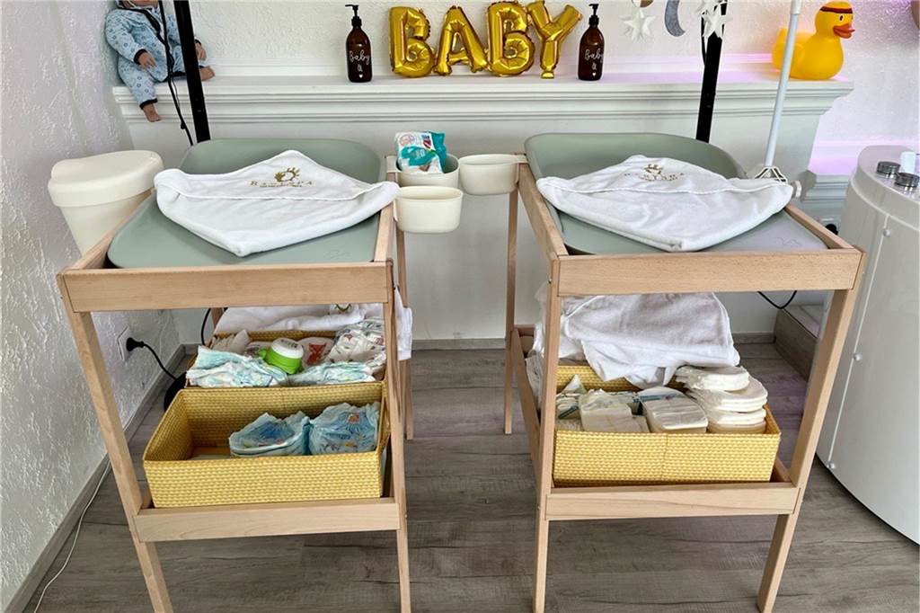 Im Baby Spa entspannen die Kleinsten mit Whirlpool und Massage Massage-Liegen für Babys im Baby Spa Phönix in Dortmund-Brackel