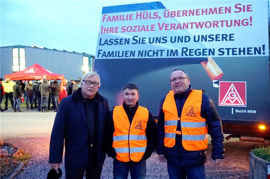 Halco-Mitarbeiter sehen sich als Bauernopfer für Hülsta Bei einer Demo zur Halco-Werksschließung im November 2018 (v.l.): Jürgen Schmidt, 1. Bevollmächtigter der IG Metall in Münster und Begleiter des Betriebsrates von Halco, Freddy Tausendfreund, Betriebsratsvorsitzender Stadtlohn, Wolfgang Bergerbusch, Betriebsratsvorsitzender Coesfeld