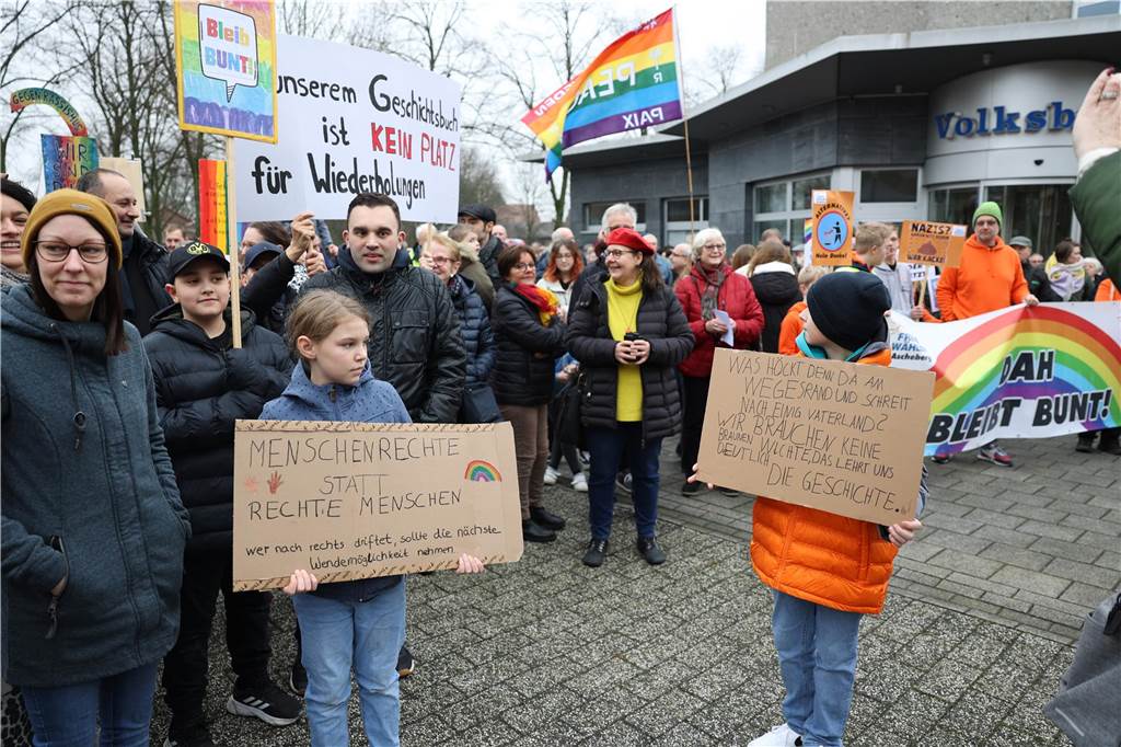 Bei einer Demonstration auf dem Katharinenplatz in Ascheberg wollten viele Demonstranten Position gegen Rassismus beziehen.