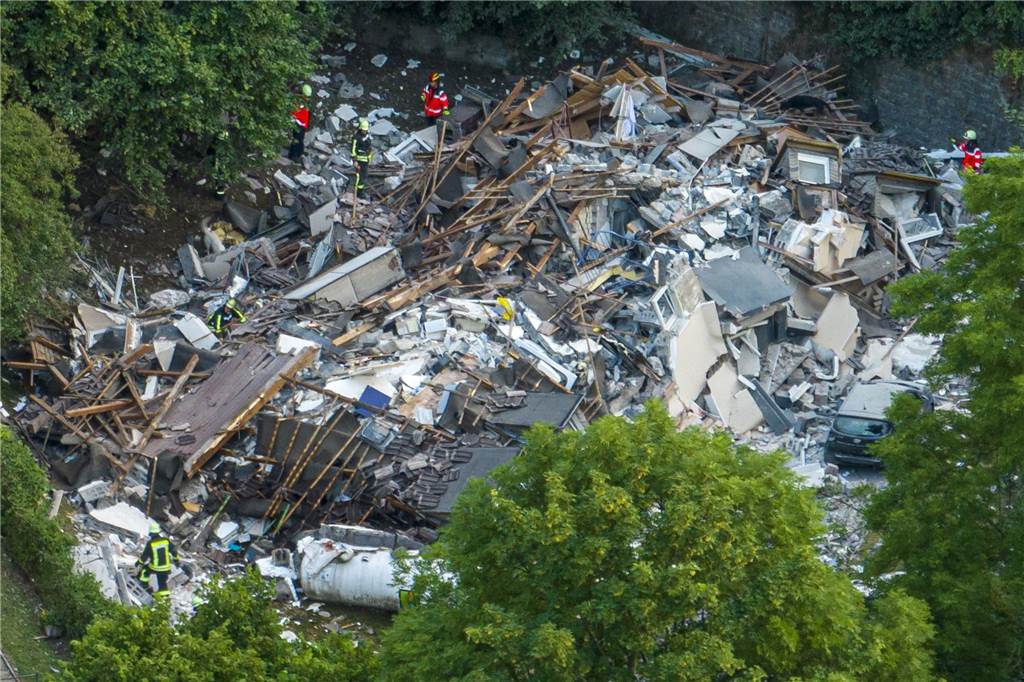 Haus in Hemer explodiert: Nächtlicher Einsatz für THW-Helfer aus Unna und Schwerte Bei einer Explosion im sauerländischen Hemer ist ein Mehrparteienhaus vollständig eingestürzt.