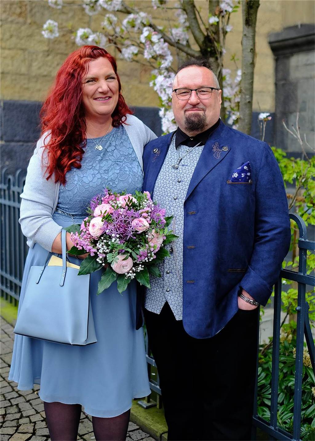 Hochzeitspaar Kerstin Keller und Michael Hopf vor dem Rathaus in Recklinghausen