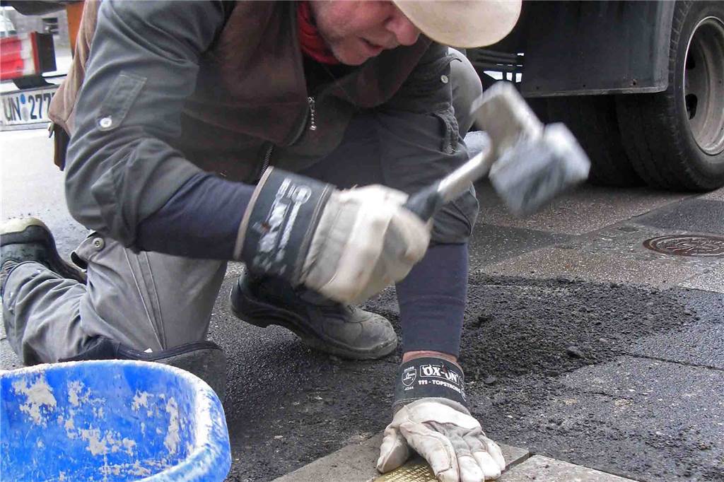 Juden und „rote“ Politiker: Messingplatten geben Verfolgten der Hitler-Zeit einen Namen Bei einer früheren Aktion verlegte Künstler Gunter Demnig vor dem Haus Karl-Gerharts-Straße 7 Stolpersteine für die Ehepaare Weinberg und Cohen.