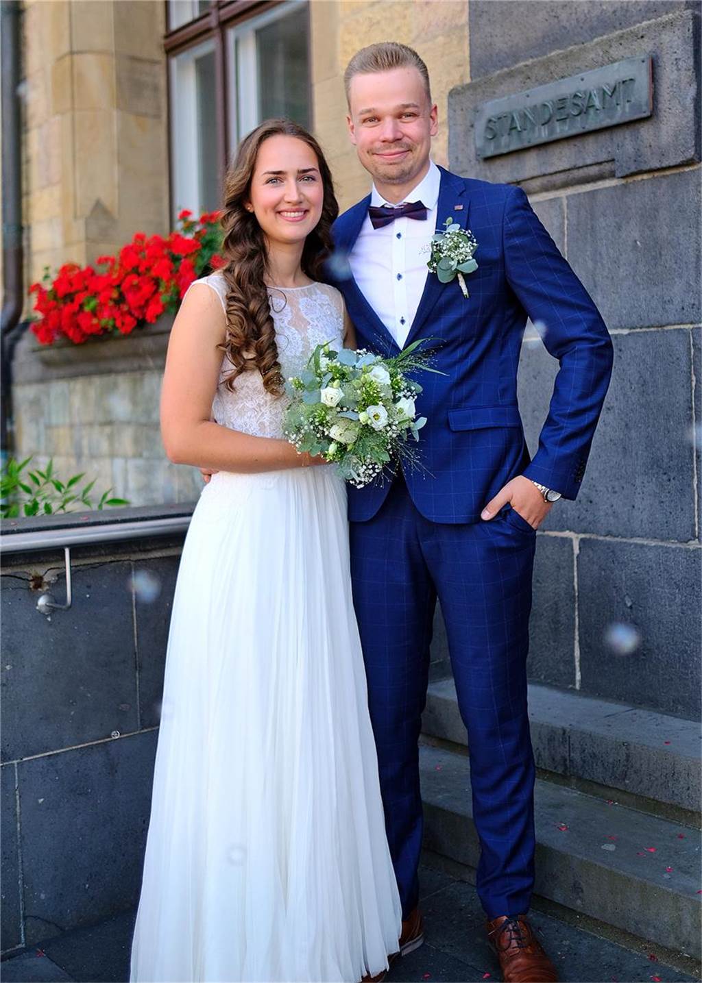 Die Eheleute Laura Stegemann und Felix Wilms nach der Trauung am Rathaus in Recklinghausen
