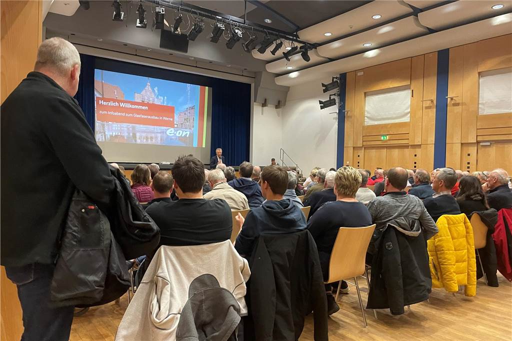 Glasfaserausbau in Werne: Wichtige Frist für Bürger steht bevor Viele Menschen sitzen im Kolpingsaal in Werne bei einer Info-Veranstaltung zum Glasfaserausbau.