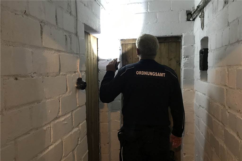 Eklatante Mängel: Kommunen kontrollieren Altro-Mondo-Häuser in Castrop-Rauxel Bei einer Kontrollaktion der Stadt Castrop-Rauxel wurden Gebäude im Besitz der Altro Mondo kontrolliert. Mängel fand man an diversen Stellen.
