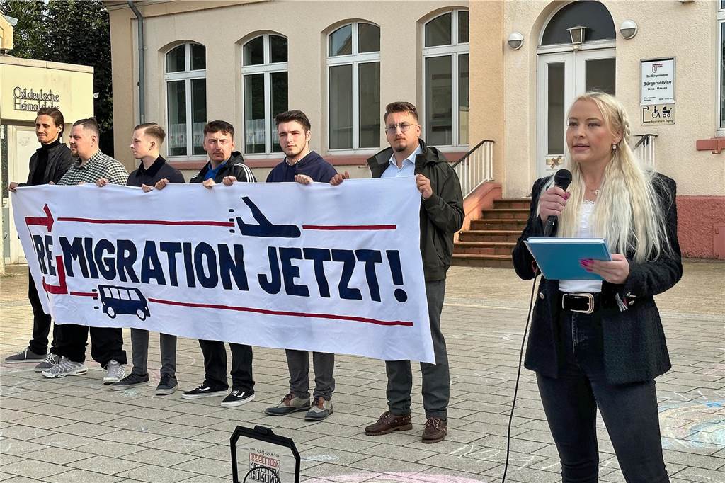 Christoph Tölle zu geheimen Treffen in Brandenburg: „Eine Katastrophe“ AFD-Kundgebung in Unna. Vorne redet Friederike Hagelstein.