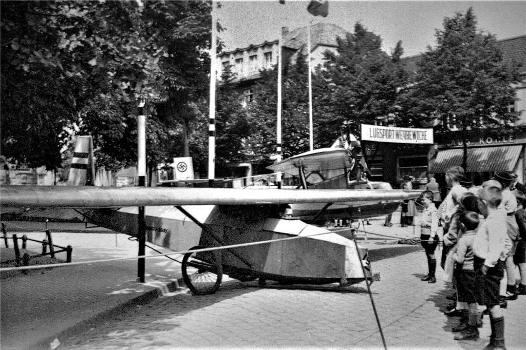 Bei einer Luftsport-Werbewoche stellten die Segelflieger Ende der 1930er-Jahre ihre im Eisenbahn-Ausbesserungswerk gebauten Fluggeräte auf dem Postplatz vor.