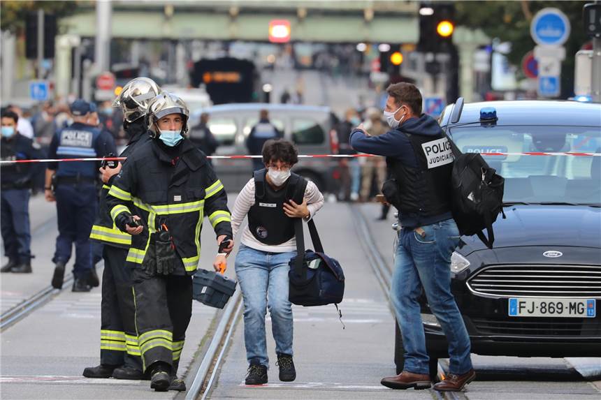 Drei Tote bei Messerattacke in Nizza – weiterer Einsatz in Avignon Bei einer Messerattacke in Nizza sind zwei Menschen gestorben.