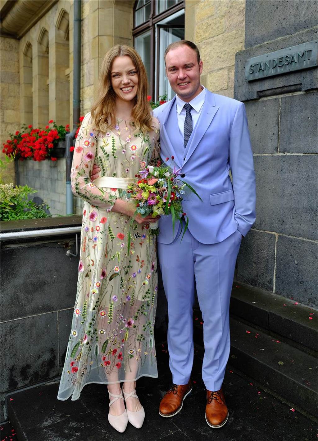 Die Eheleute Nina Pötter und Lukas Kramer nach ihrer Trauung vor dem Rathaus in Recklinghausen