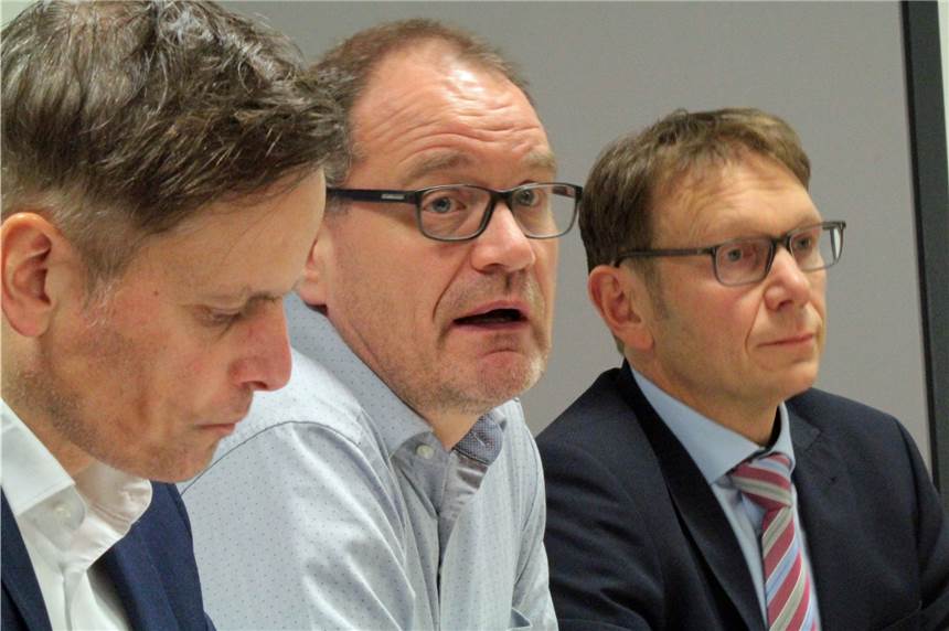 Stadt contra Coronavirus: Schließung vieler öffentlicher Einrichtungen, auch Solebad zu Bei einer Presse-Info am Freitag gaben (v. l.) die Dezernenten Alexander Ruhe und Frank Gründken sowie Bürgermeister Lothar Christ die Schließung von Schulen und Kitas bekannt. Nun verschärft die Stadt ihre Schutzmaßnahmen.