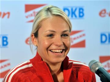 Bei einer Pressekonferenz danach: Magdalena Neuner kann wieder lachen. Foto: Martin Schutt