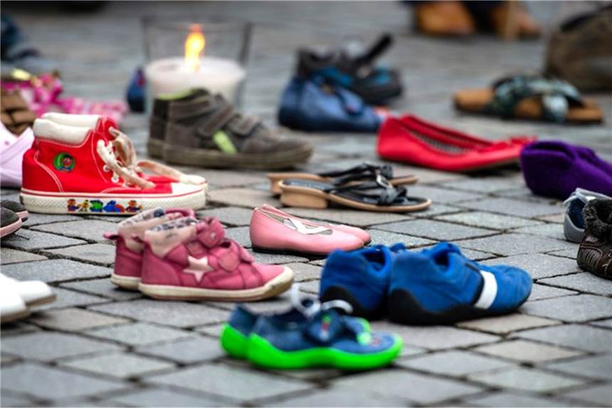 Sexueller Missbrauch in Familien zu wenig aufgearbeitet Bei einer Schweigeaktion für die «Kinder von Lügde» stehen Kinderschuhe auf dem Boden. Foto: Christophe Gateau/dpa