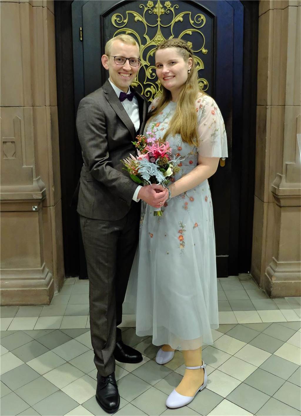 Die Eheleute Jaqueline Holthausen und Jens Eilert nach ihrer Trauung im Rathaus in Recklinghausen
