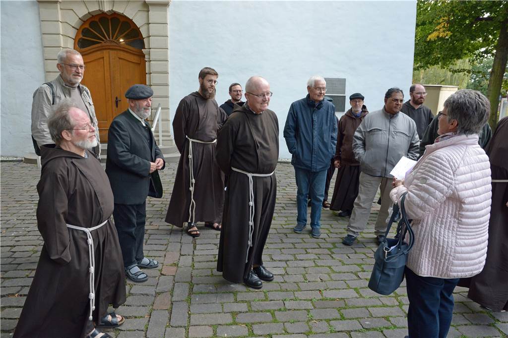 Ungewohnte Szenen: Dutzende Kapuziner spazieren durch Werne Bei einer Stadtführung sammelten die Patres Eindrücke von Werne.