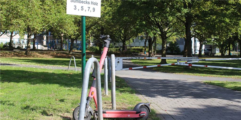 Scooter auf dem Schulgelände: „Wir ärgern uns sehr darüber“ Bei einer Stichprobe unserer Redaktion kein Problem: Nur ein Scooter stand am Freitag im Umfeld des Schulzentrums Kirchlinde.