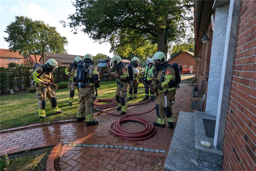 Bei einer Übung an einem Haus an der Buurser Straße galt es für die Feuerwehrleute des Löschzugs Alstätte und der Brandweer Haaksbergen, gut miteinander zu kommunizieren und zu arbeiten. Die Übung verlief erfolgreich.