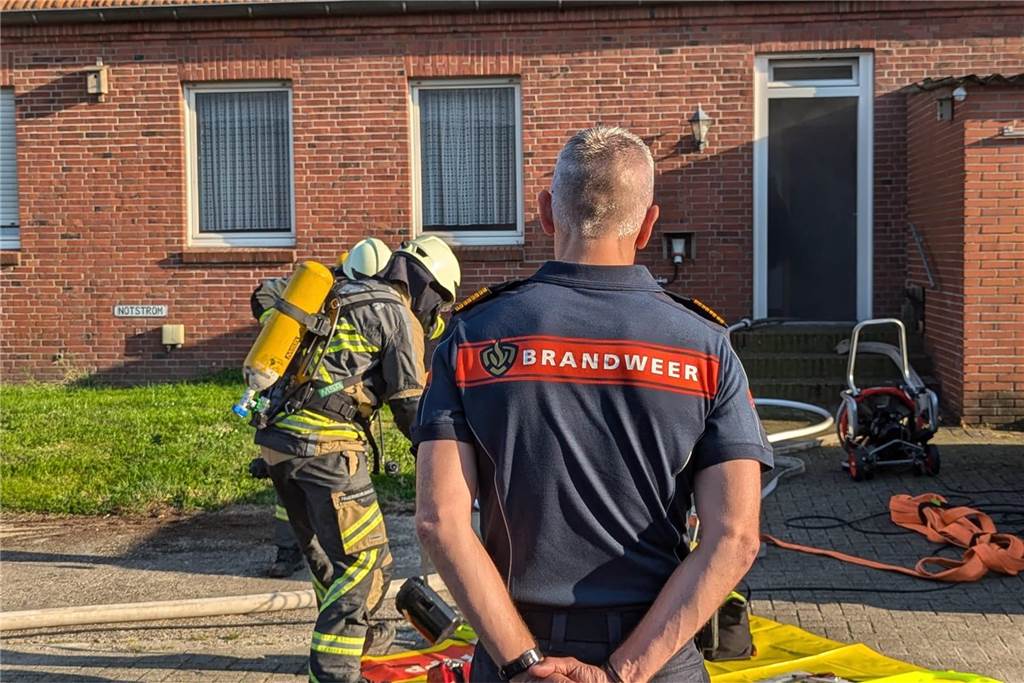 Bei einer Übung an einem Haus an der Buurser Straße galt es für die Feuerwehrleute des Löschzugs Alstätte und der Brandweer Haaksbergen, gut miteinander zu kommunizieren und zu arbeiten. Die Übung verlief erfolgreich.