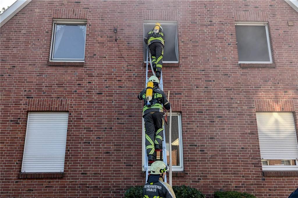 Bei einer Übung an einem Haus an der Buurser Straße galt es für die Feuerwehrleute des Löschzugs Alstätte und der Brandweer Haaksbergen, gut miteinander zu kommunizieren und zu arbeiten. Die Übung verlief erfolgreich.