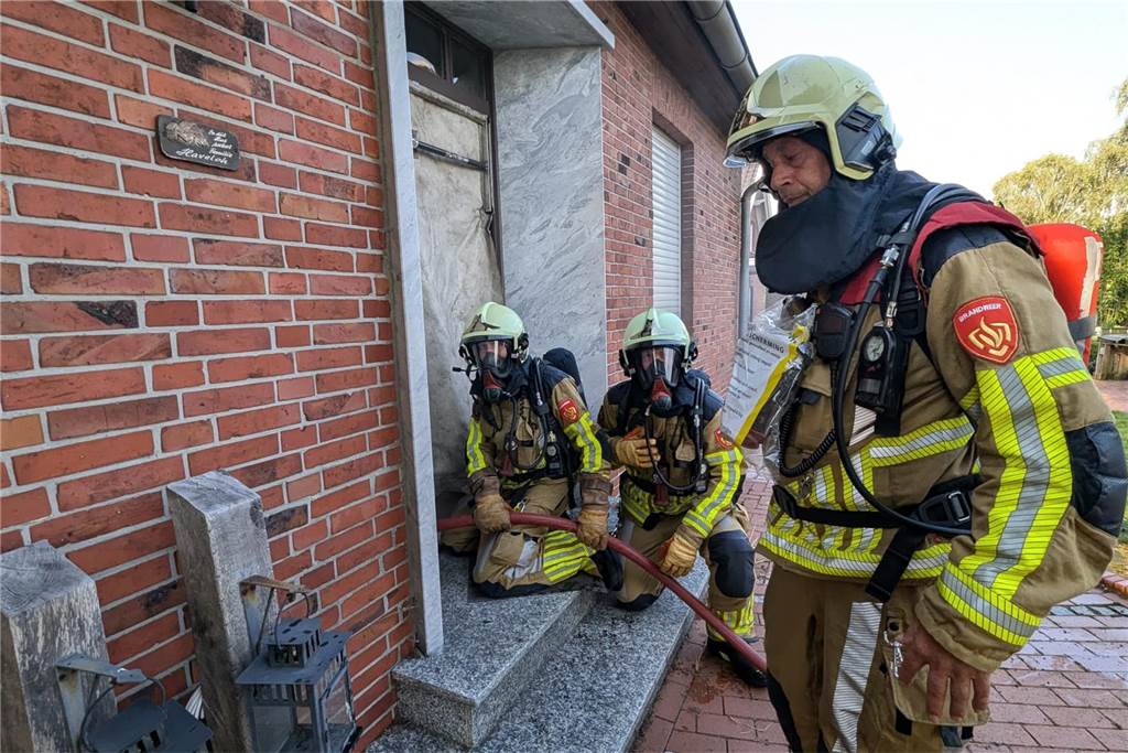 Bei einer Übung an einem Haus an der Buurser Straße galt es für die Feuerwehrleute des Löschzugs Alstätte und der Brandweer Haaksbergen, gut miteinander zu kommunizieren und zu arbeiten. Die Übung verlief erfolgreich.