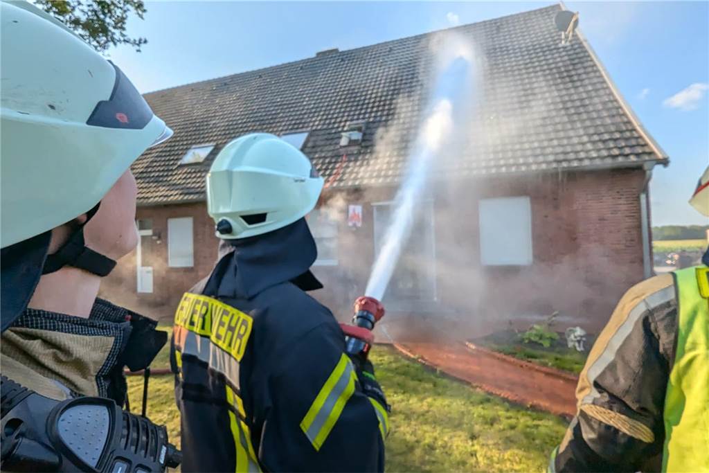 Bei einer Übung an einem Haus an der Buurser Straße galt es für die Feuerwehrleute des Löschzugs Alstätte und der Brandweer Haaksbergen, gut miteinander zu kommunizieren und zu arbeiten. Die Übung verlief erfolgreich.